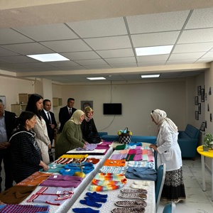 Son Başbakanımız Sayın Binali Yıldırım’ın kıymetli eşi Sayın Semiha Yıldırım Hanımefendi’nin ev sahipliğinde, Kemah Huzurevi Müdürlüğü’nde kalan kıymetli büyüklerimiz için anlamlı ve unutulmaz bir etkinlik gerçekleştirildi. - fotoğraf 3