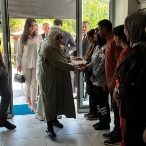 Son Başbakanımız Sayın Binali Yıldırım’ın kıymetli eşi Sayın Semiha Yıldırım Hanımefendi’nin ev sahipliğinde, Kemah Huzurevi Müdürlüğü’nde kalan kıymetli büyüklerimiz için anlamlı ve unutulmaz bir etkinlik gerçekleştirildi. - fotoğraf 9