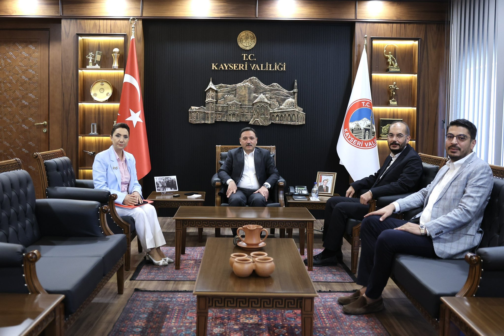Valimiz Sayın Gökmen Çiçek, Aile ve Sosyal Hizmetler İl Müdürü Arzu Çıngır, iş insanları Latif Başkal ve Ahmet Başkal’ı makamında kabul etti.