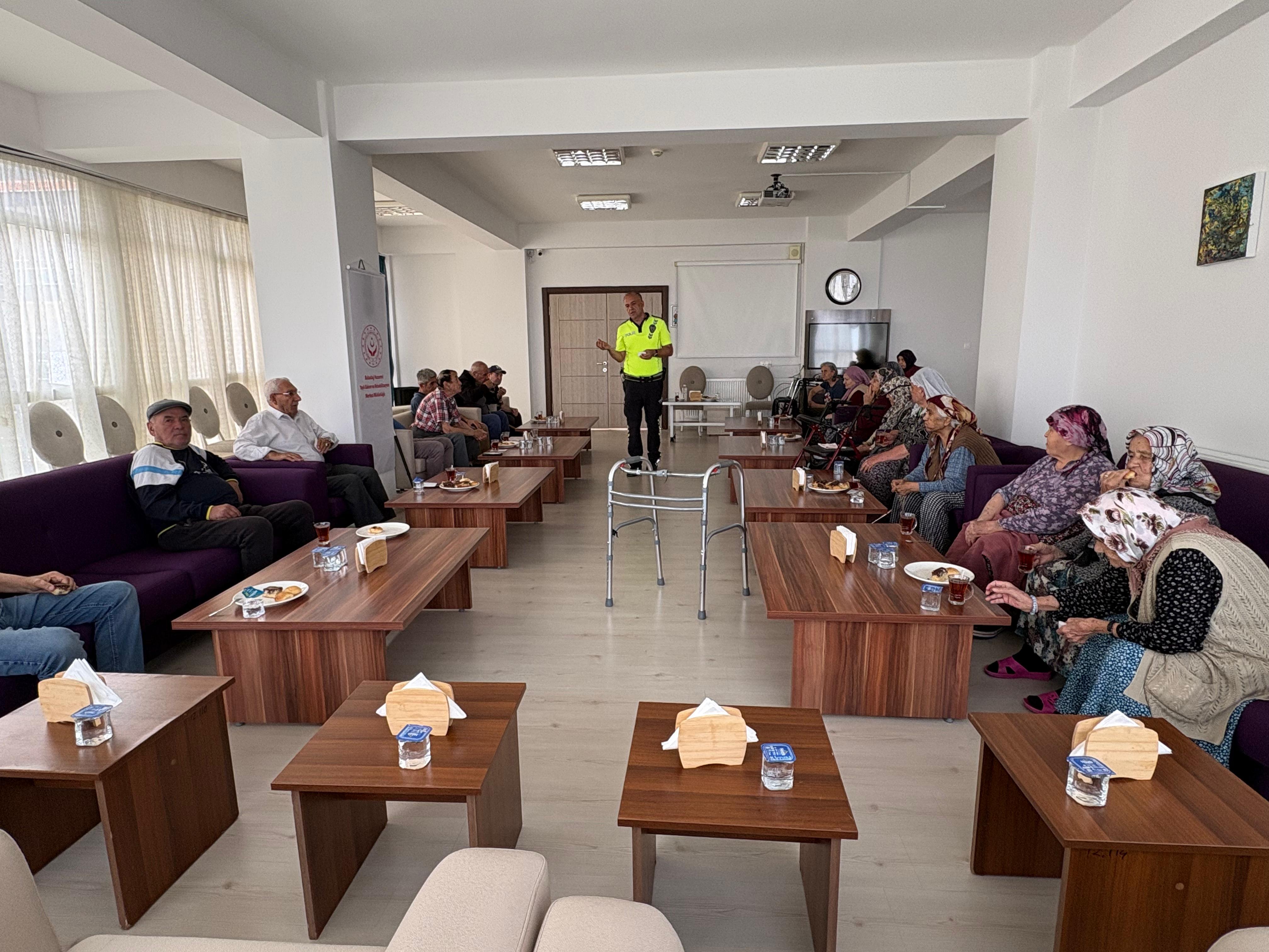 Babadağ Huzurevi Personeli ve Yaşlılarımıza Yönelik Trafik Güvenliği Eğitimi Gerçekleştirildi