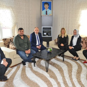 Sayın Valimiz Ömer Faruk Coşkun, Şehitlerimizin Ailelerini Ve Gazimizi Ziyaret Etti - fotoğraf 1