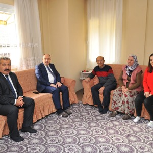 Sayın Valimiz Ömer Faruk Coşkun, Şehitlerimizin Ailelerini Ve Gazimizi Ziyaret Etti - fotoğraf 2