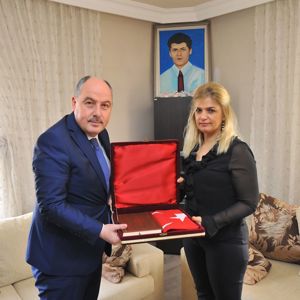 Sayın Valimiz Ömer Faruk Coşkun, Şehitlerimizin Ailelerini Ve Gazimizi Ziyaret Etti - fotoğraf 3
