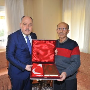 Sayın Valimiz Ömer Faruk Coşkun, Şehitlerimizin Ailelerini Ve Gazimizi Ziyaret Etti - fotoğraf 4