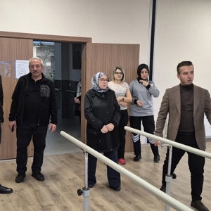 Aile ve Sosyal Hizmetler Bakanlığı Çocuk Hizmetleri Sonrası Rehberlik ve Toplumsal Destek Hizmetleri Daire Başkanımız Sayın Ayşe Türkay Aydemir, İl Müdürümüz Sayın Arif Topal ile Birlikte Huzurevimizi Ziyaret Etti - fotoğraf 5