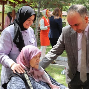 İl Müdürümüz Sayın Arif Topal Dr. İsmail Işık Huzurevi Sakinlerimizi Ziyaret Ederek Anneler Gününü Kutladı - fotoğraf 1