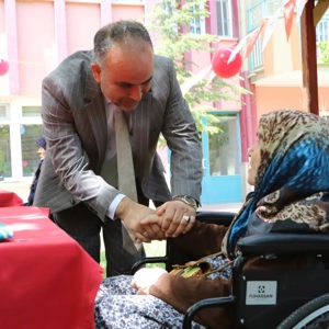 İl Müdürümüz Sayın Arif Topal Dr. İsmail Işık Huzurevi Sakinlerimizi Ziyaret Ederek Anneler Gününü Kutladı - fotoğraf 2
