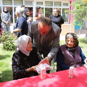 İl Müdürümüz Sayın Arif Topal Dr. İsmail Işık Huzurevi Sakinlerimizi Ziyaret Ederek Anneler Gününü Kutladı - fotoğraf 4