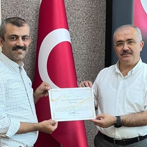 Uzman Öğretmen Abdullah Koçyiğit'e İl Müdürümüz Sayın Bilal Erdoğan  Teşekkür Belgesi Takdim Etti - fotoğraf 1