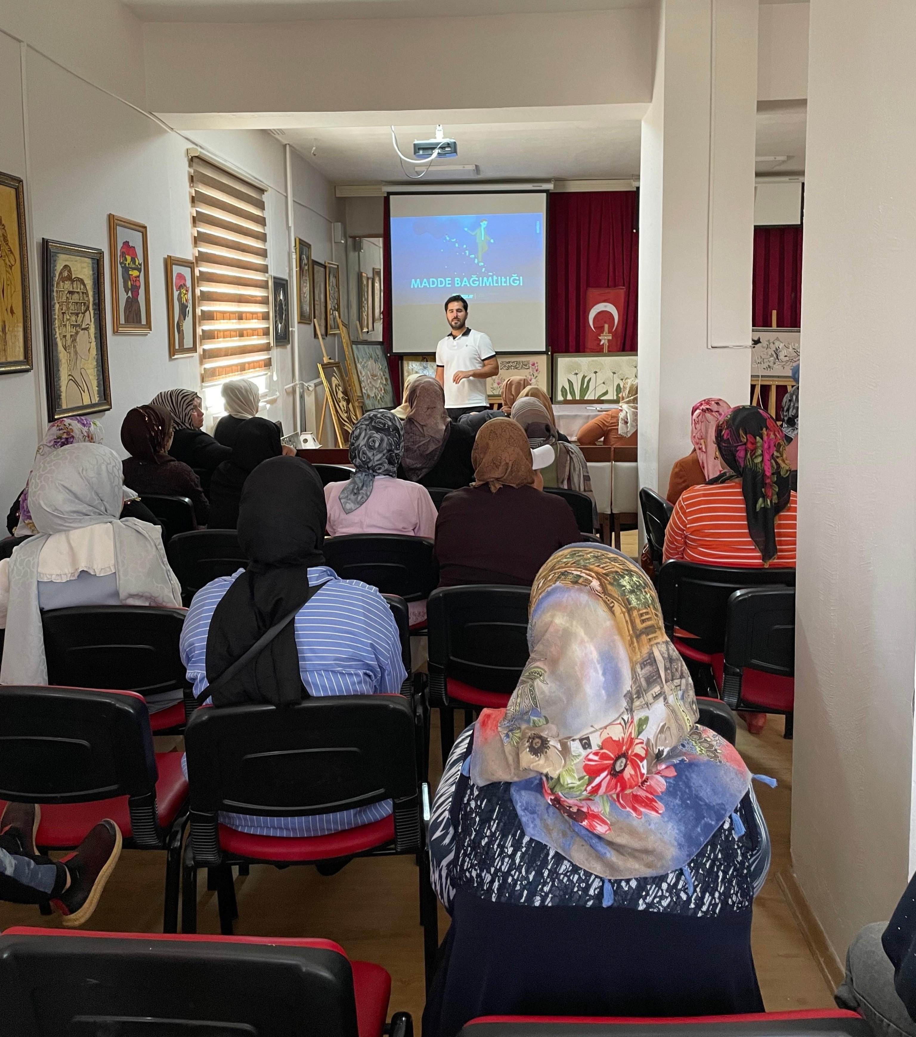 Kozluk Aile Destek Merkezi personel ve kursiyerlerine “Madde Bağımlılığı ve Yetkin Ebeveynlik”eğitimi