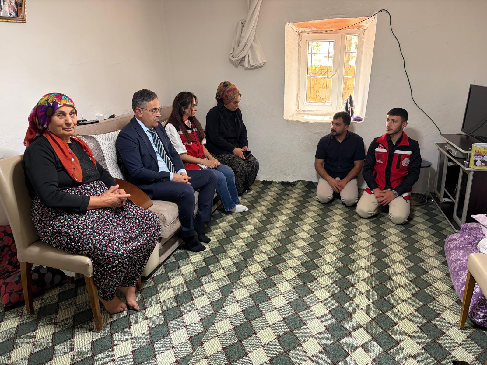 Çalmadık Kapı, Dokunmadık Gönül Bırakmıyoruz