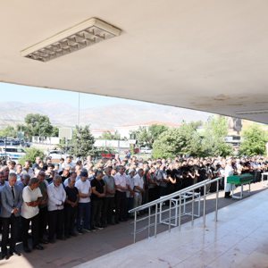 Vali Yardımcılarımız Sayın Mehmet Emre Canpolat ve Sayın Nurullah Kaya; aziz şehitlerimizden Şehit Polis Salih Zengin ve Erzincan Şehit Aileleri Derneği Başkanı Sn. Abdulkadir Zengin'in babaları Mehmet Zengin için Terzibaba Camii'nde düzenlenen cenaze merasimine katıldı. - fotoğraf 1