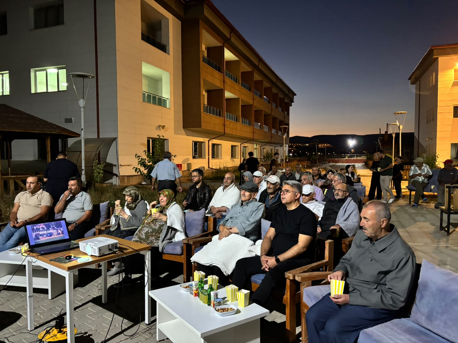Sivas Huzurevi Yaşlı Bakım ve Rehabilitasyon Merkezi Müdürlüğü ile İhramcızade İsmail Hakkı Toprak Huzurevi Müdürlüğümüzde Hizmet Alan Kıymetli Büyüklerimiz Açık Hava Sinema Etkinliğinde Buluştu