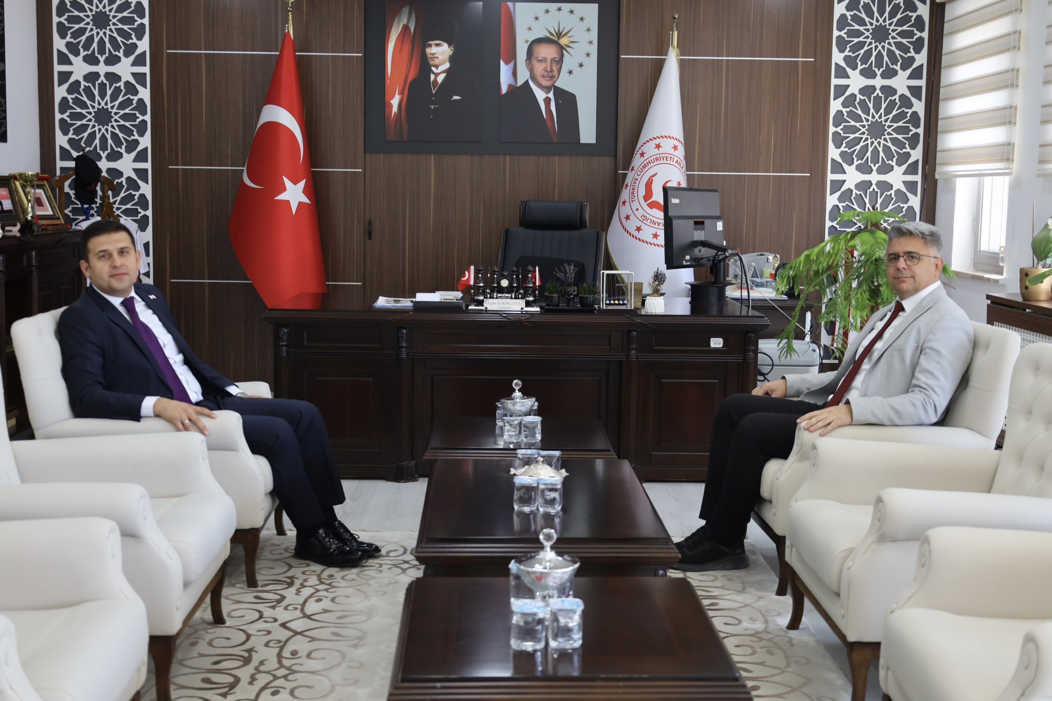 Vali Yardımcımız Sayın Mustafa Caner Çulukar İl Müdürümüz Özgür Kırmızıtaş’ı makamında ziyaret etti