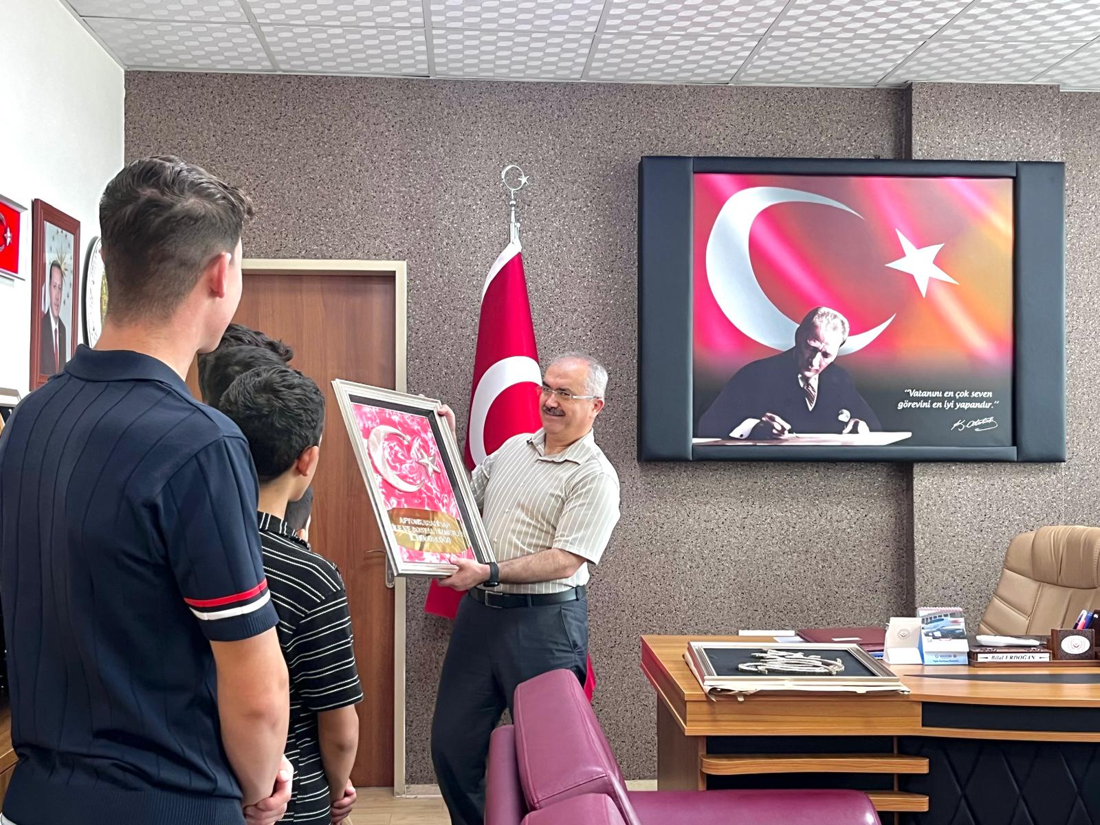 Devlet Himayesindeki Çocuklarımız İl Müdürümüz Sayın Bilal Erdoğan'a Sanatsal Çalışmalarını Takdim Ettiler.