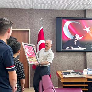 Devlet Himayesindeki Çocuklarımız İl Müdürümüz Sayın Bilal Erdoğan'a Sanatsal Çalışmalarını Takdim Ettiler. - fotoğraf 1