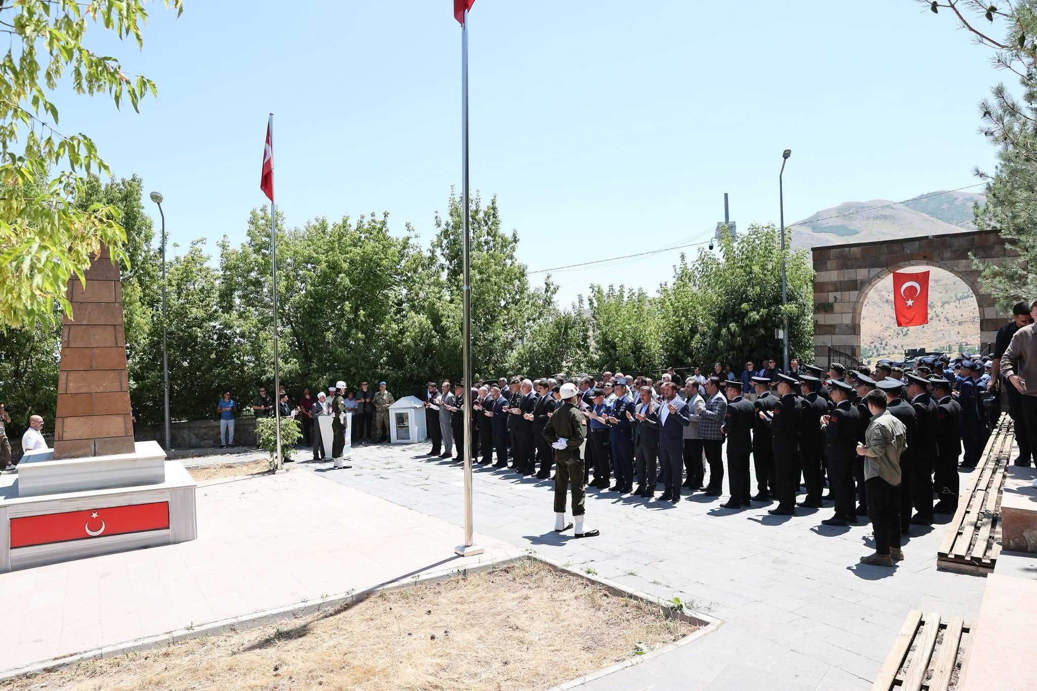 15 Temmuz Anma Programı Kapsamında Muş Şehitliği Ziyaret Edildi
