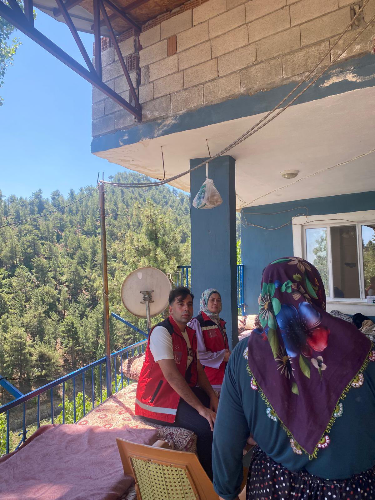 Türkoğlu’nda Yangından Etkilenen Ailelere Yönelik Hane Ziyaretleri Sürüyor