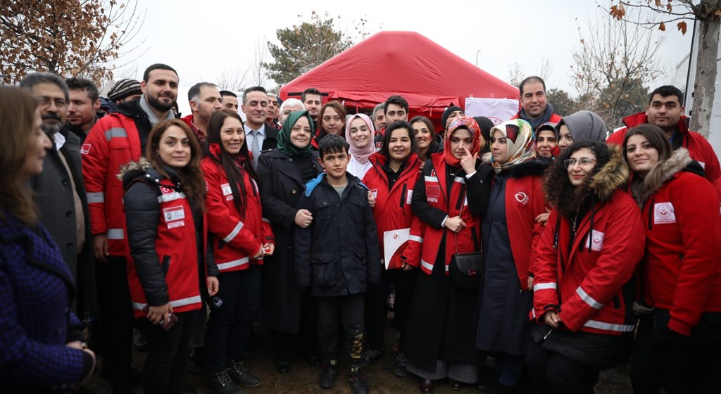 Bakan Selçuk, Elazığ'da Depremden Etkilenen Vatandaşları Ziyaret Etti