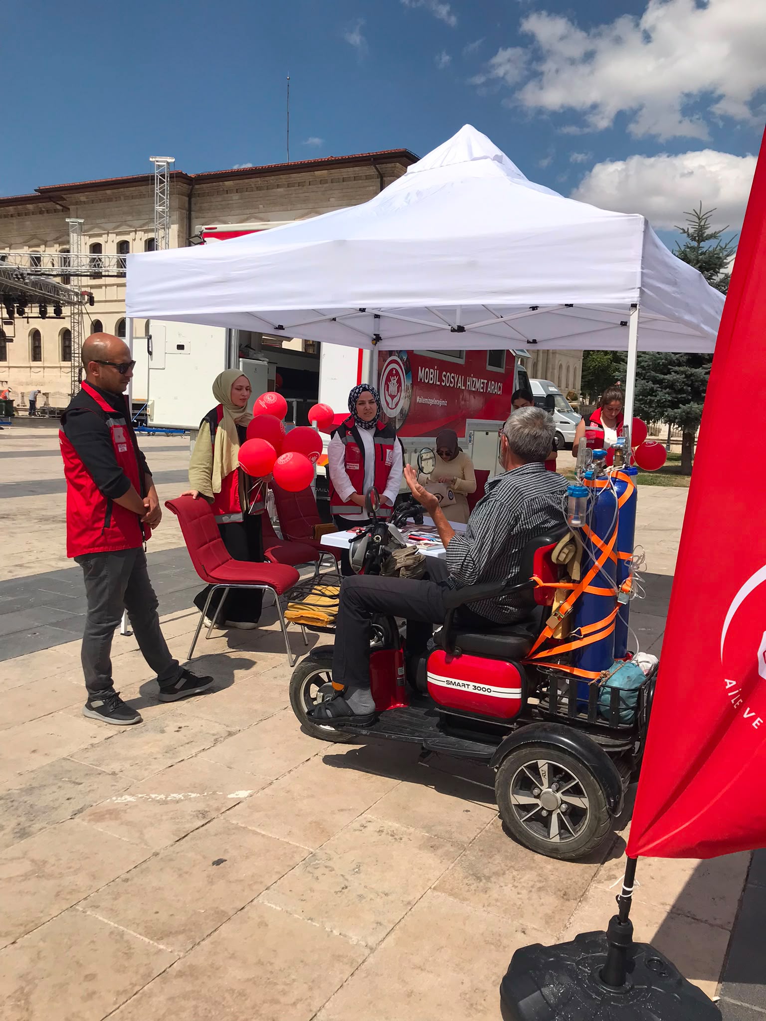 Mobil Sosyal Hizmet Aracımız Cumhuriyet Meydanında Vatandaşlarımızla Buluştu