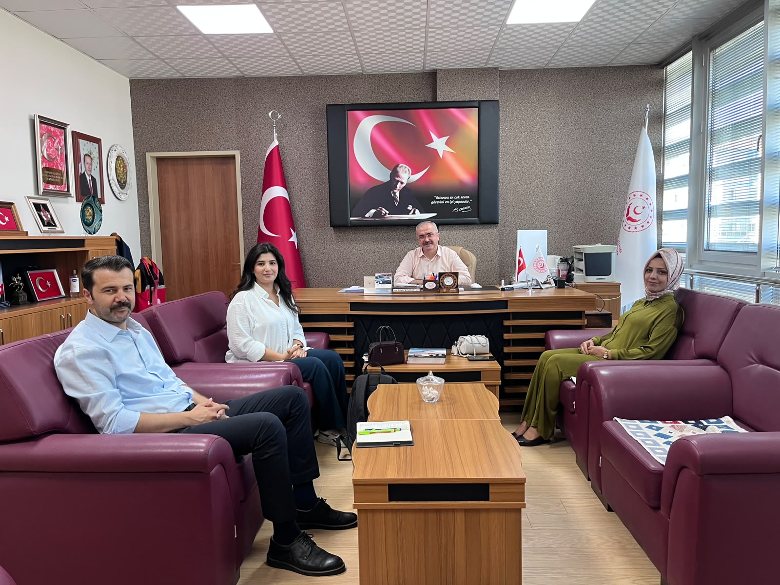 Koruyucu Aile ve Evlat Edinme Daire Başkanlığı Uzmanları İl Müdürümüz Bilal Erdoğan’ı Makamında Ziyaret Etti