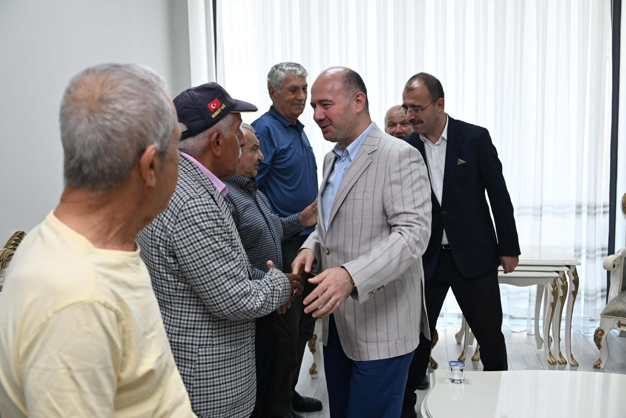 Babalar Günü münasebetiyle, Sayın Valimiz Mehmet Fatih Serdengeçti Kadirli Huzurevi Yaşlı Bakım ve Rehabilitasyon Merkezi’ni ziyaret etti. Ziyarette İl Müdürümüz Sayın Tolga Nacar da Sayın Valimize eşlik ederek huzurevinde kalan kıymetli büyüklerimizle bir araya geldi.