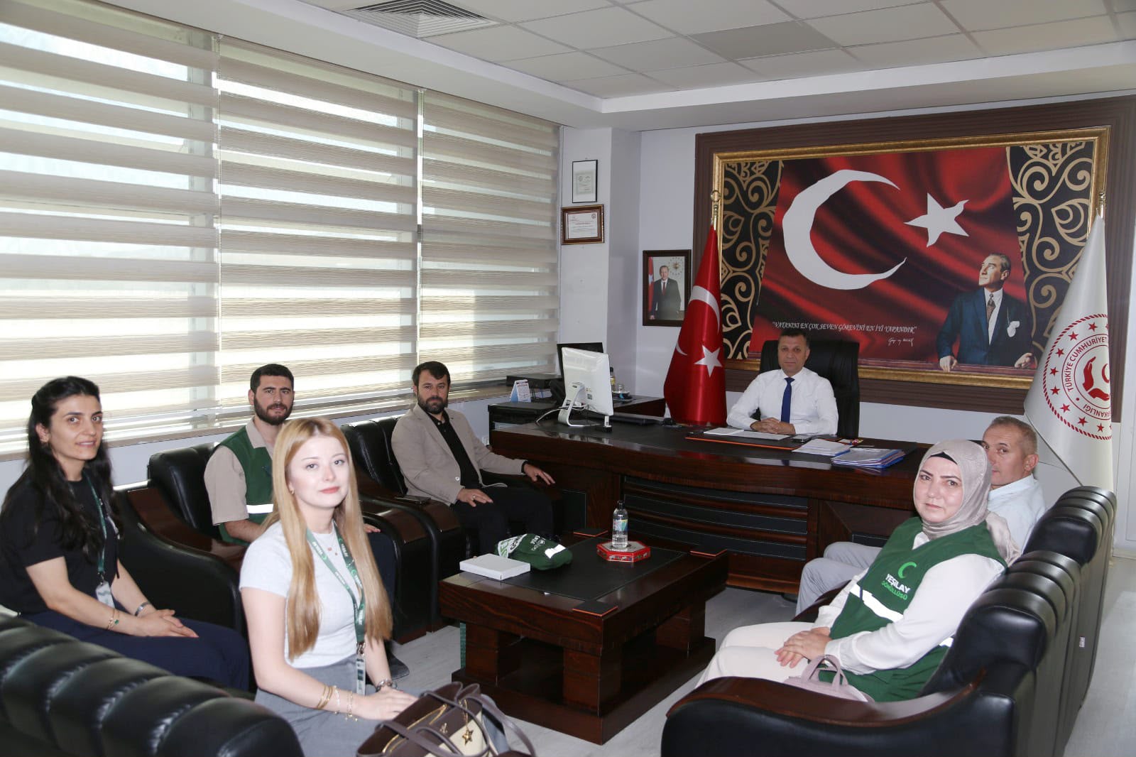 Kırşehir Yeşilay Şube Başkanı Bayram Koyuncu ve beraberindeki heyet, İl Müdürümüz Sayın Abdurrahman Bilgiç’i makamında ziyaret ederek hayırlı olsun dileklerini iletti.