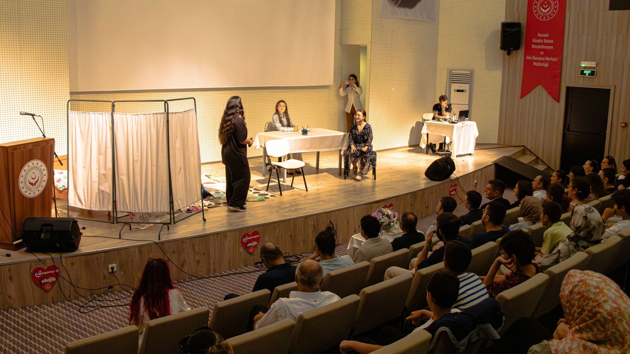 “Bizim Çocuklar Güzel Oynuyor” Tiyatro Ekibimiz “Ah Şu Ergenler” Oyununu Sahneledi