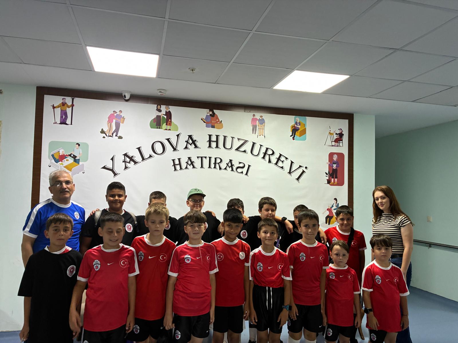 Nesiller Arasında Sevgi Köprüsü: Gençlerimiz Huzurevi Sakinlerimizle Buluştu