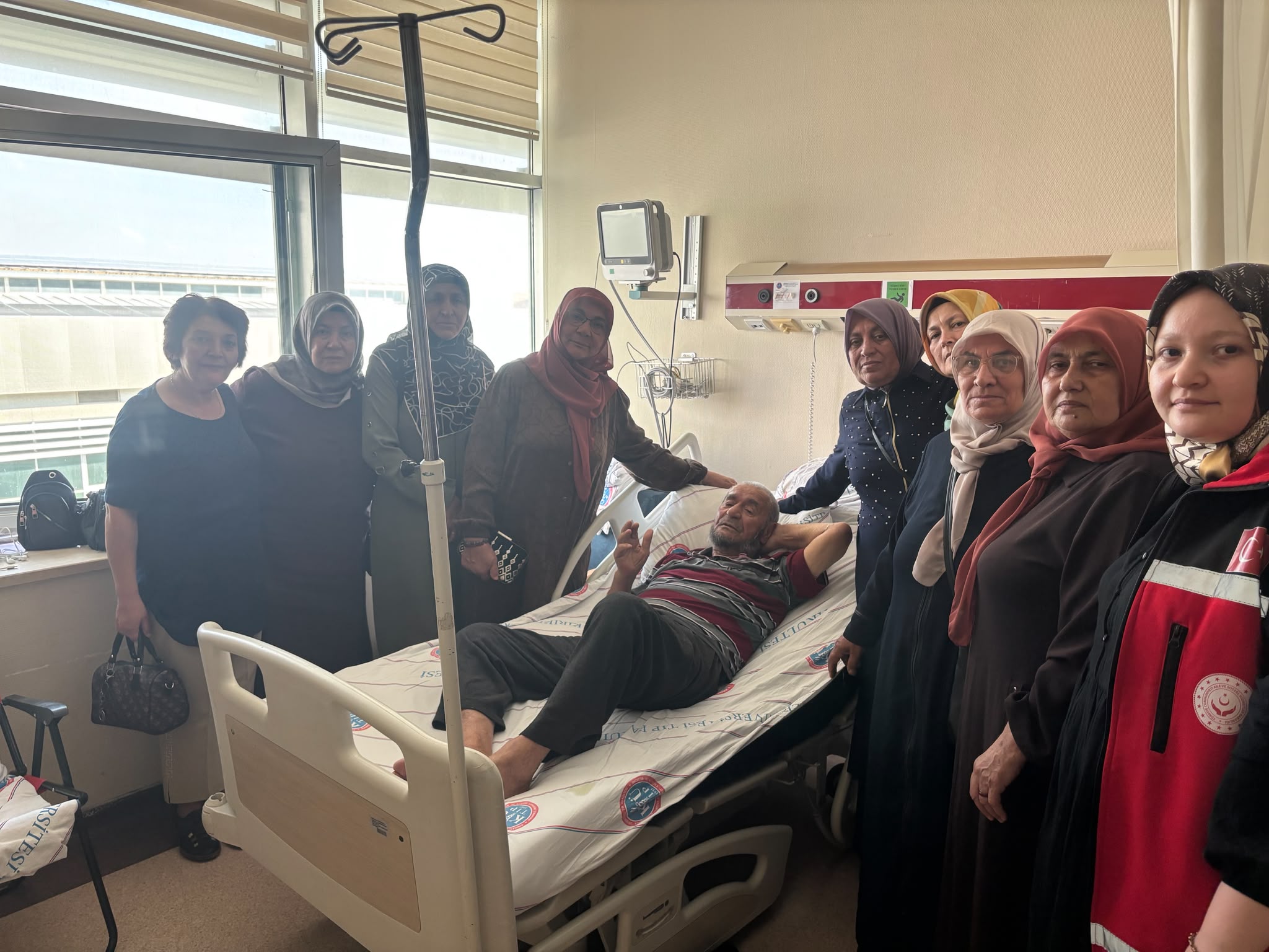 Hastanede tedavi gören Şehidimiz Yılmaz DİKMEN’in kıymetli babasına geçmiş olsun ziyaretinde bulunup