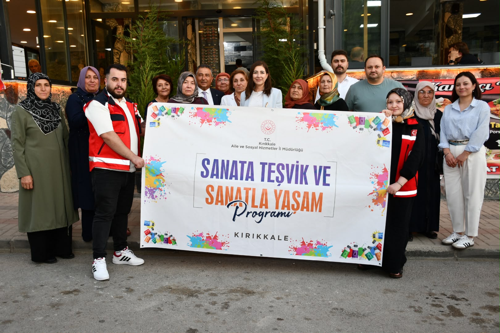  “Sanata Teşvik ve Sanatla Yaşam Programı” düzenlenen kapanış yemeğiyle tamamlandı.