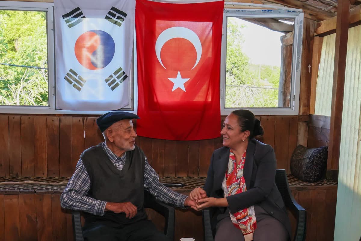  Sayın Valimiz Tülay BAYDAR BİLGİHAN ve İl Müdürümüz Mustafa ÇAKIR Kahraman Gazimiz Mustafa Gök ve eşi Yaşar Hanım Gök’ü ziyaret etti.