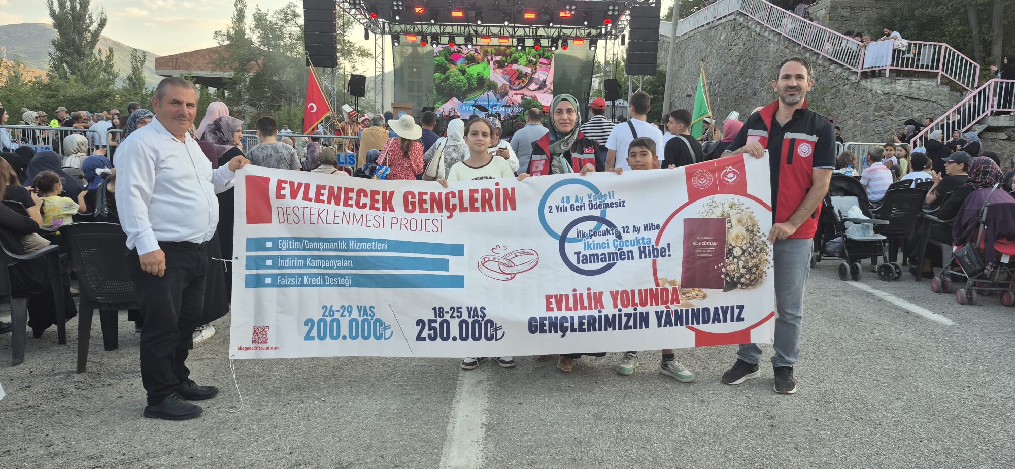 Bahçeli Belediyesi Yaz Konseri Etkinliğinde Evlenecek Gençlerin Desteklenmesi Projesi Tanıtıldı 