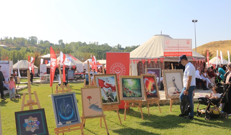 Aziz Şehitlerimizin ve Kahraman Gazilerimizin Evlatları Ahlat’ta Tarihimizle Buluştu