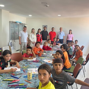 Mevsimlik tarım işçilerinin çocuklarına yönelik olarak Alaplı Gençlik Merkezinde bir etkinlik programı gerçekleştirilmiştir. - fotoğraf 1