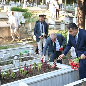 15 Temmuz Demokrasi ve Milli Birlik Günleri etkinlikleri kapsamında Şehir Mezarlığında Kur'an-ı Kerim tilaveti yapılmıştır. - fotoğraf 3
