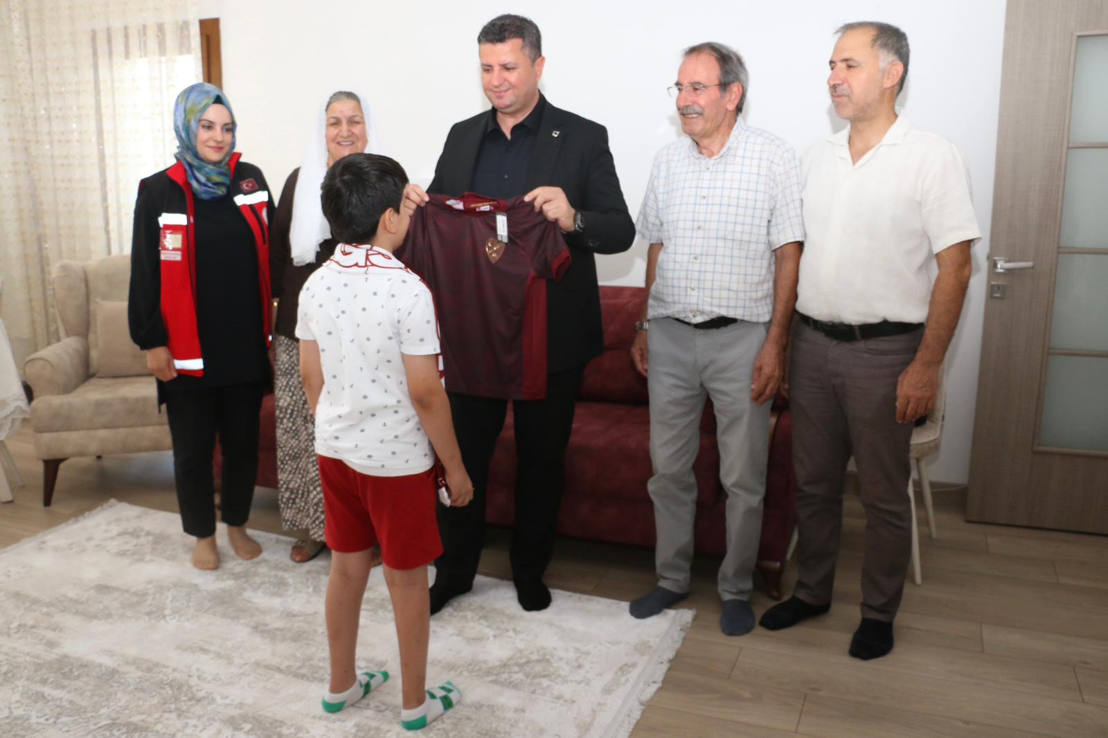 İL MÜDÜRÜMÜZ SAYIN SERDAR DEMİRCİ KORUYUCU AİLE YANINDA BÜYÜYEN EVLADIMIZIN MUTLULUĞUNU PAYLAŞTI