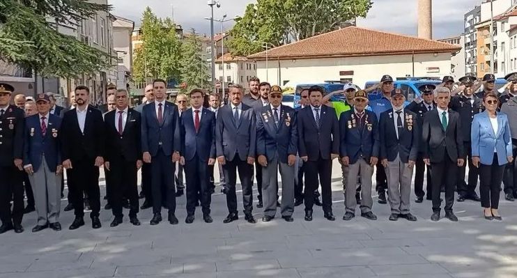 Şarkikaraağaç Sosyal Hizmet Merkezimiz tarafından, 30 Ağustos Zafer Bayramı’nın 104. yıl dönümü dolayısıyla düzenlenen törene; ilçe protokolü, şehit yakınlarımız ve gazilerimizle birlikte katılım sağladık.