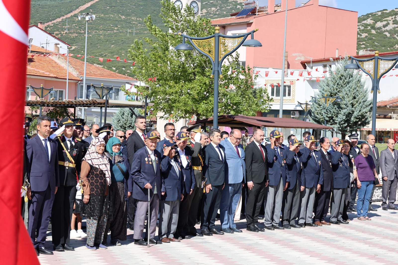 Keçiborlu Sosyal Hizmet Merkezimiz tarafından, 30 Ağustos Zafer Bayramı’nın 104. yıl dönümü dolayısıyla düzenlenen törene; Keçiborlu Kaymakamı Sayın Kerem Türker, Belediye Başkanı Sayın Yusuf Murat Parlak, ilçe protokolü, şehit yakınlarımız ve gazilerimizle birlikte katılım sağladık.