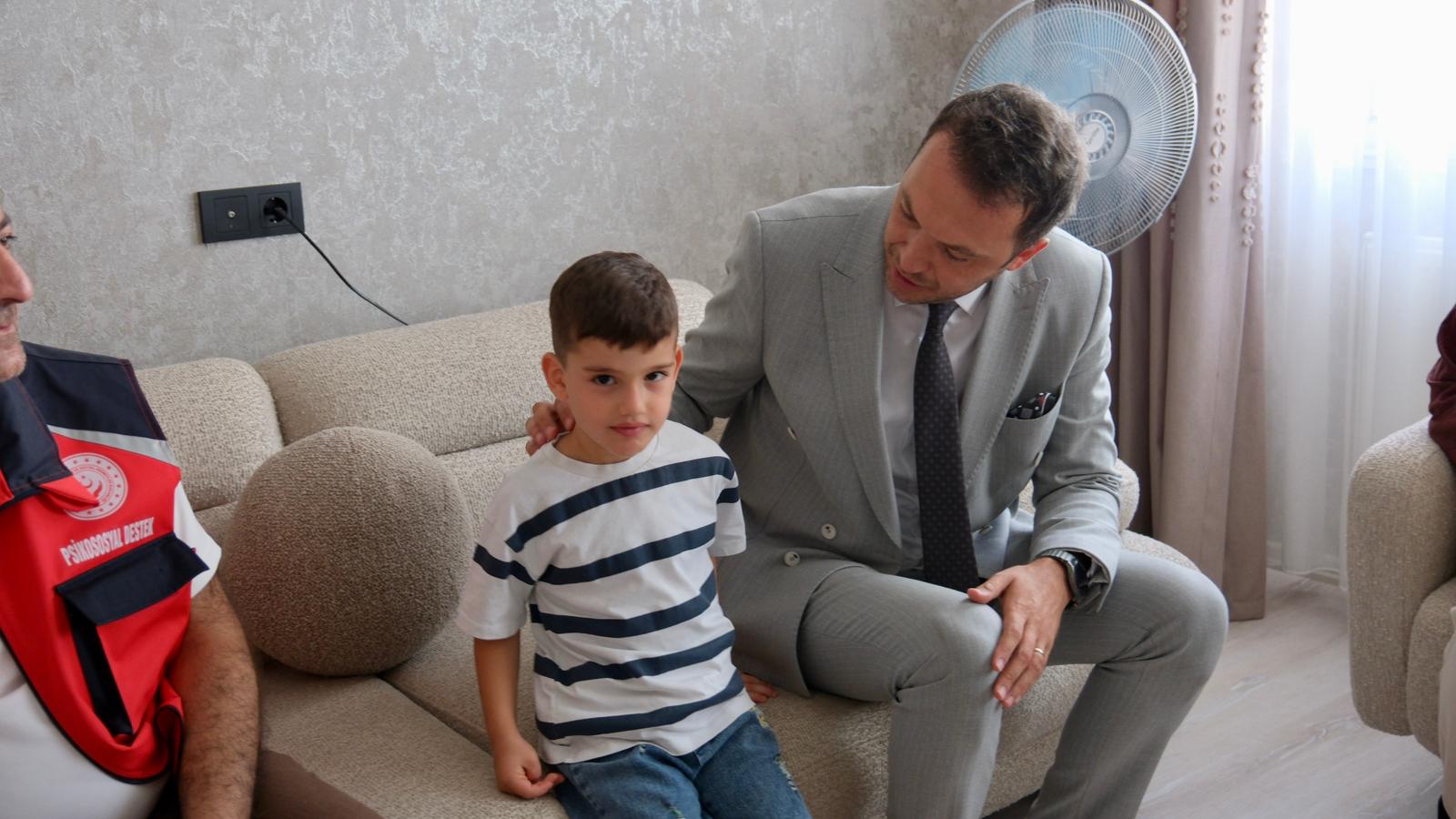 Vali Eşi Nurgül Kalaylı ve İl Müdürü Çetin Tutaş’tan 4. Bebek Sevinci Yaşayan Aileye Ziyaret