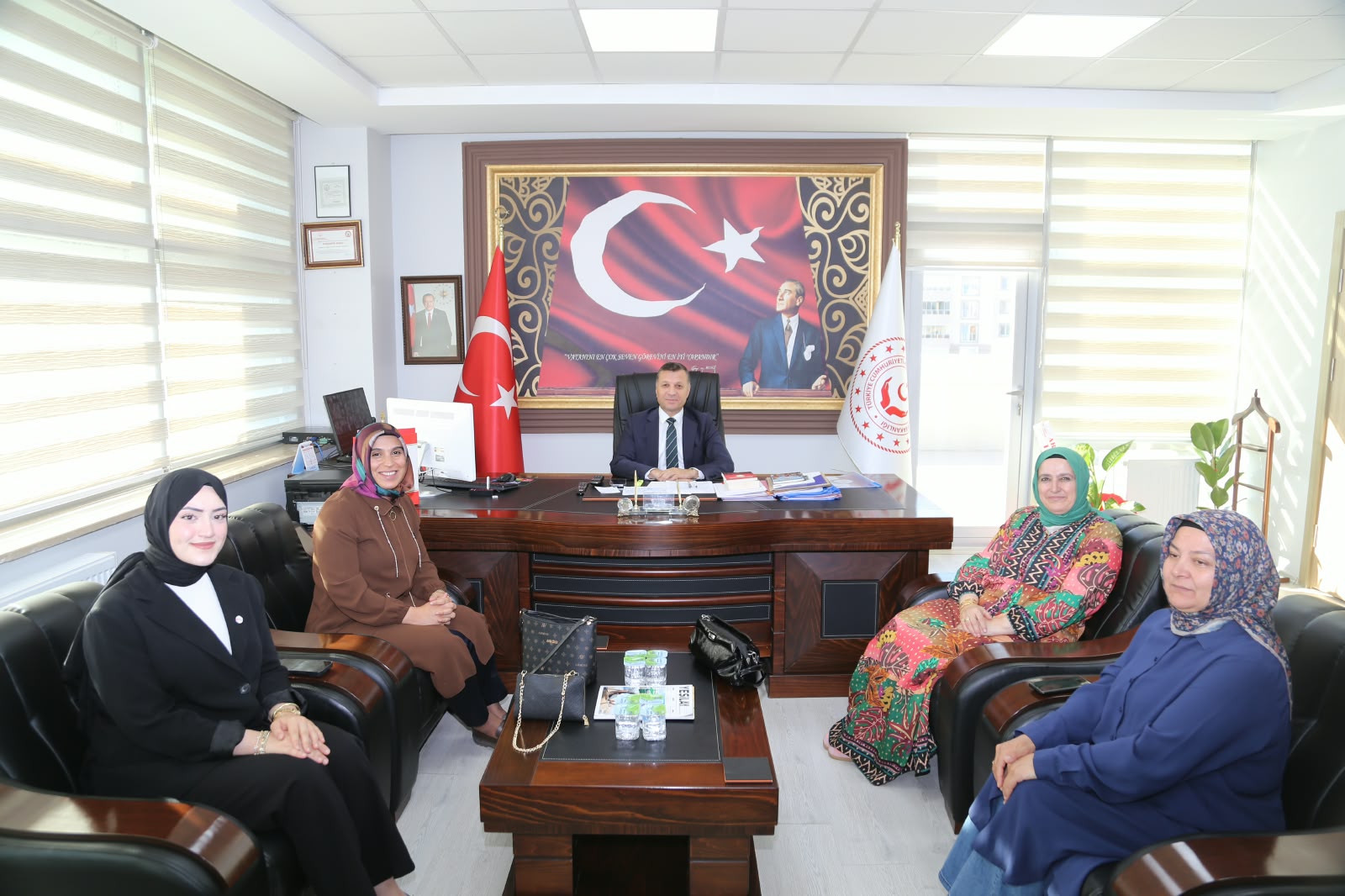 Vicdan Merhamet Platformu Kırşehir Temsilcisi Sayın Gülhas Çakır, Mehir Aile Platformu Kırşehir Temsilcisi Sayın Kiraz Taş Erbaş ve dernek yöneticileri, İl Müdürümüz Abdurrahman Bilgiç’e hayırlı olsun ziyaretinde bulundular.