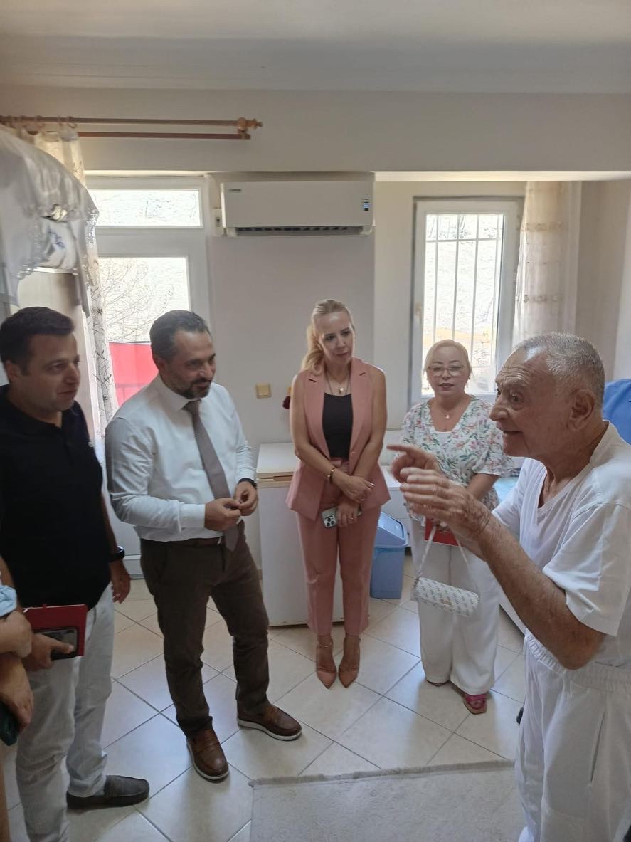 İl Müdürümüz Mahmut SELÇUK, Fethiye’de meydana gelen yangından etkilenen Müdürlüğümüze bağlı huzurevini ziyaret ederek huzurevinde kalan büyüklerimizle bir araya geldi.