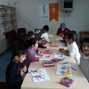 Psikososyal destek ekibimiz depremzede  çocuklar için drama,boyama ve oyun etkinliği gerçekleştirdi.  - fotoğraf 1