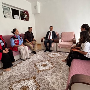 İl Müdürümüz Sayın Çetin TUTAŞ’tan Hizmet Modellerimizden Faydalanan Aileye Ziyaret - fotoğraf 1