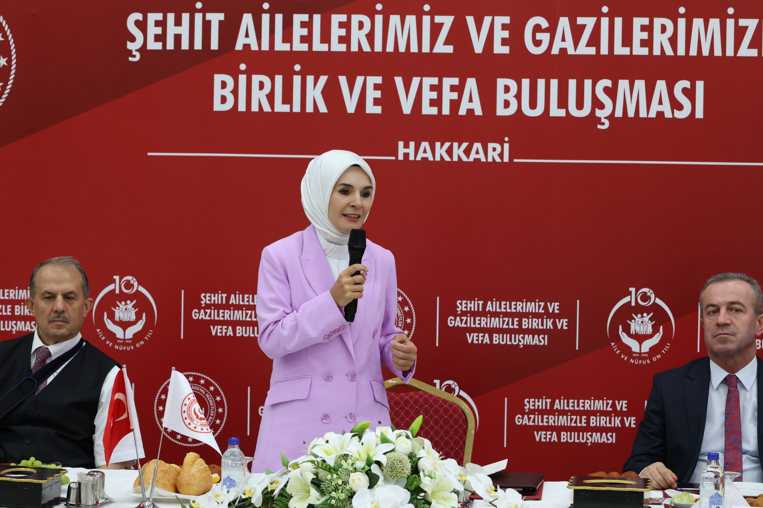 Bakanımız Mahinur Özdemir Göktaş, Hakkari’de şehit aileleri ve gazilerle vefa buluşmasında bir araya geldi
