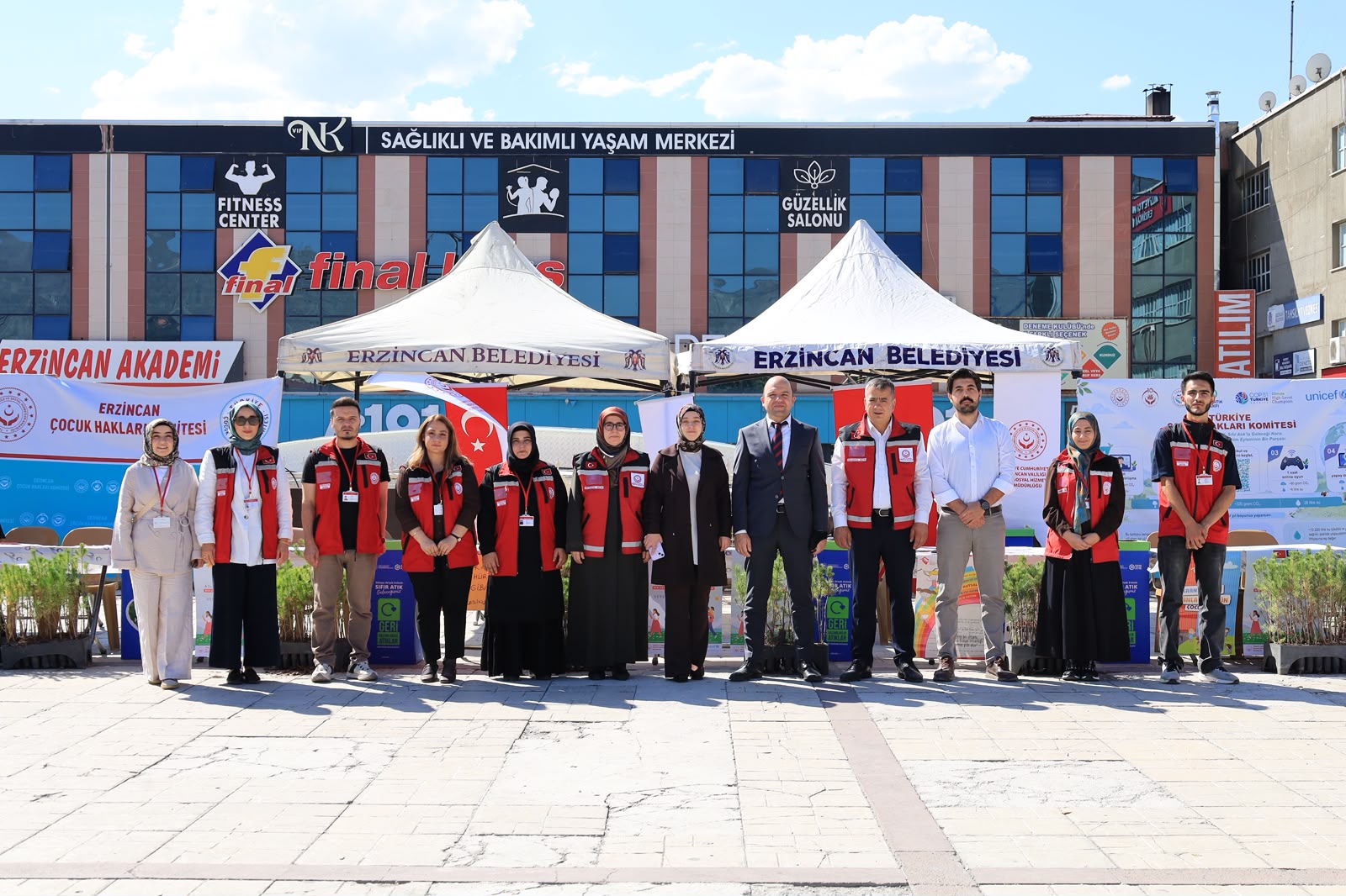 Vali Yardımcımız Sayın Rümeysa Sena Kurt ve İl Müdürümüz Sayın Abdulhalim Ünalan’ın katılımlarıyla COP31 kapsamında Dörtyol Meydanı’nda farkındalık etkinliği gerçekleştirdik.