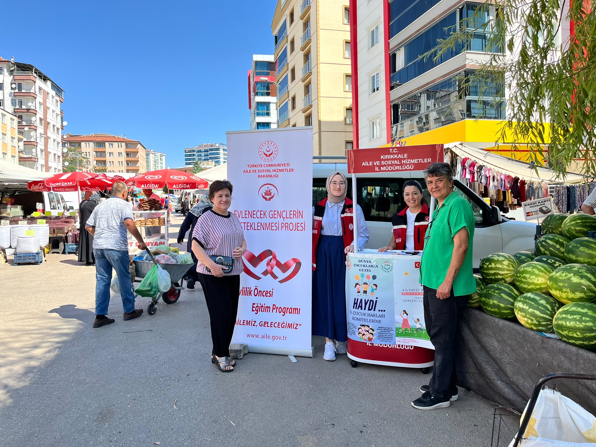Koruyucu Aile, Çocuk Hizmetleri ile Aile ve Toplum Hizmetleri birimlerinde görev yapan çalışma arkadaşlarımız, ilimiz semt pazarında vatandaşlarımızla bir araya geldi.