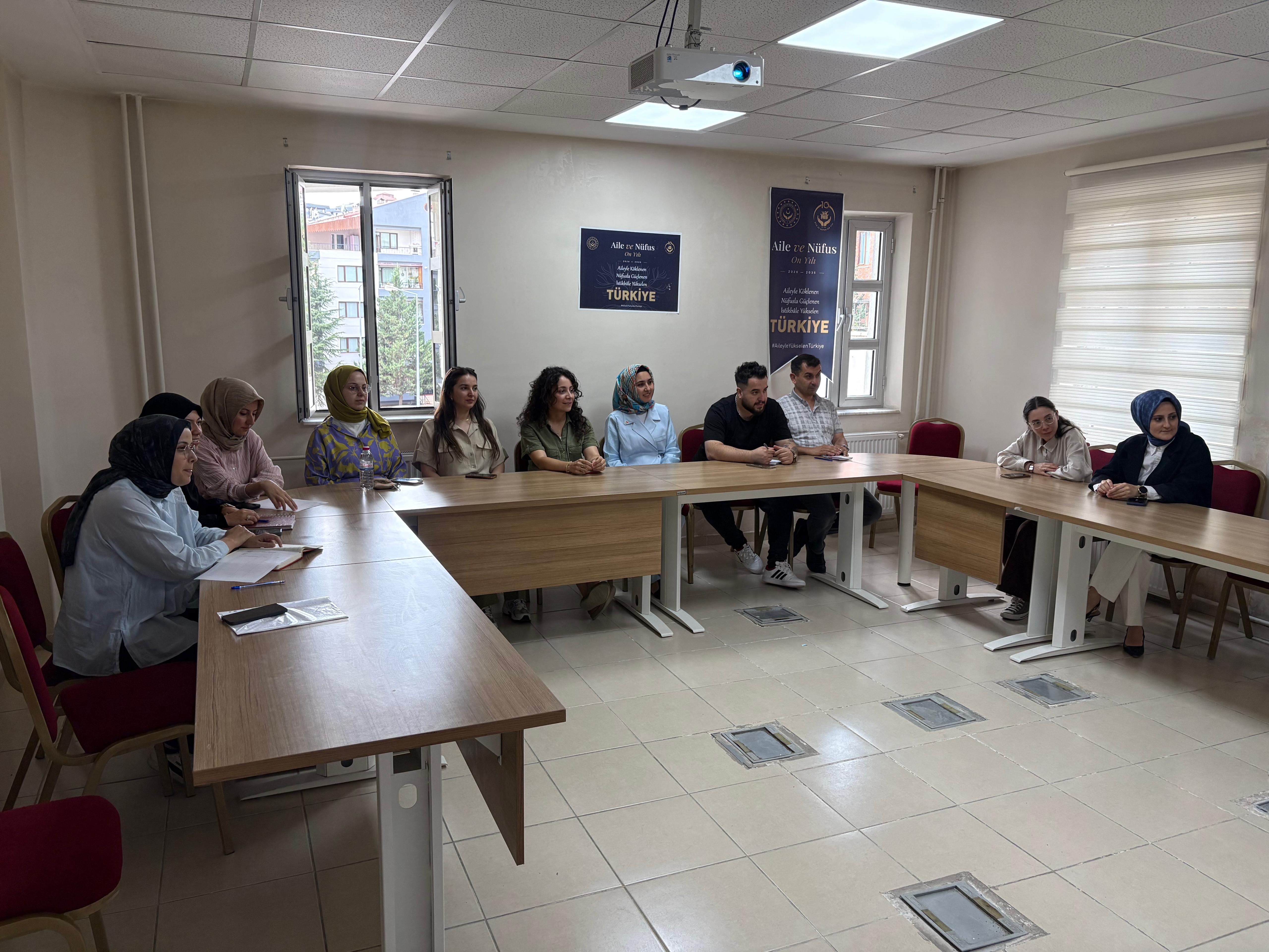 Müdürlüğümüze bağlı birimlerde görev yapan çalışma arkadaşlarımıza “Resmî Yazışmalarda Uygulanacak Usul ve Esaslar Hakkında Yönetmelik” konulu eğitim gerçekleştirildi.