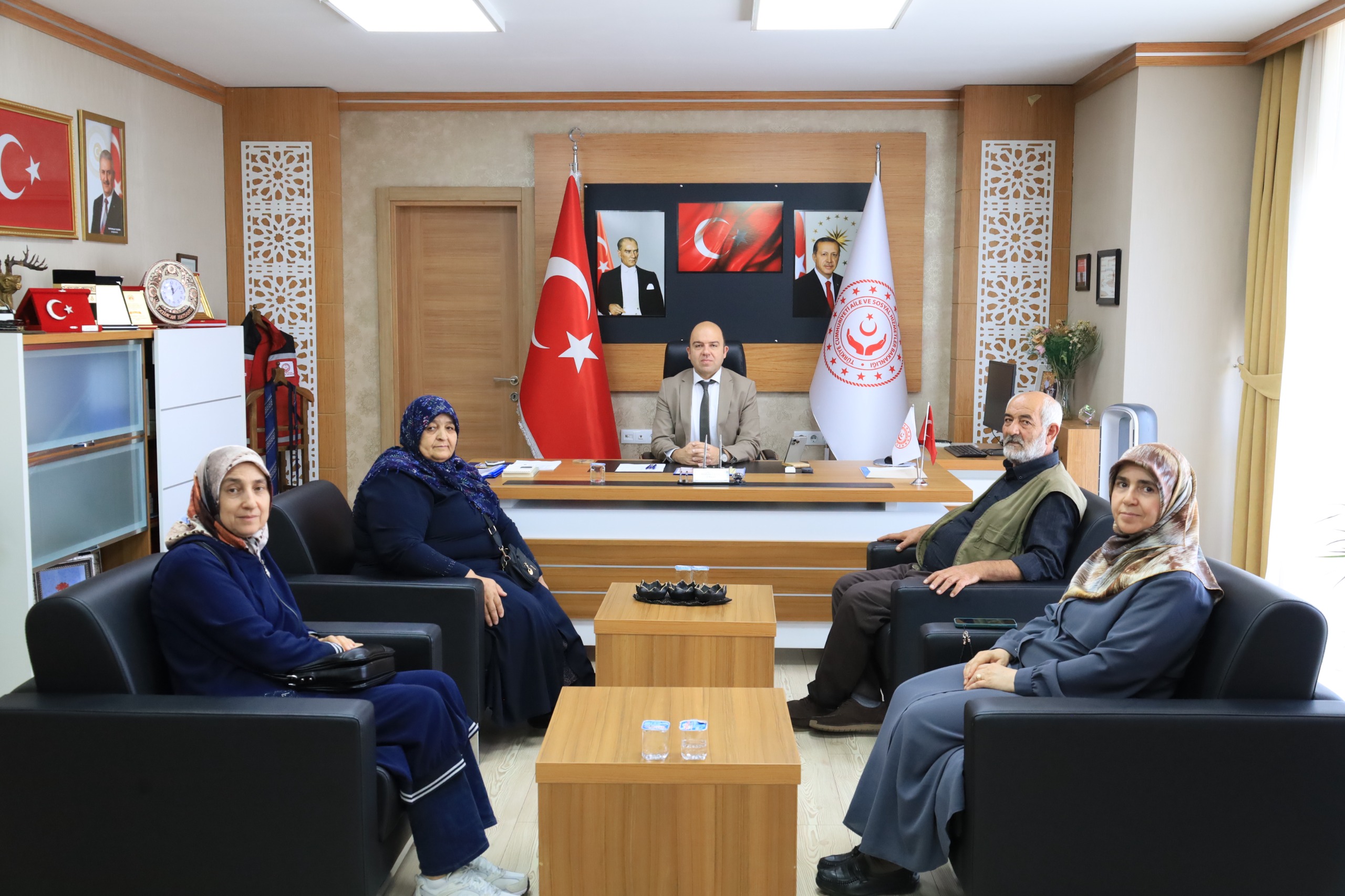 Kahraman şehitlerimizin bizlere emaneti olan kıymetli aileleri, İl Müdürümüz Sayın Abdulhalim Ünalan’ı makamında ziyaret ettiler.