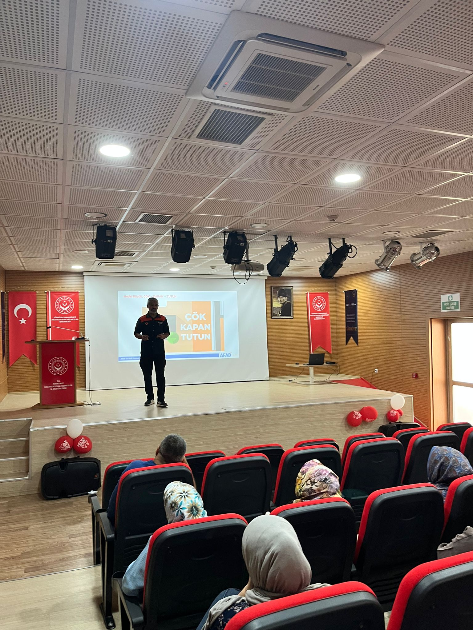 Koruyucu aile hizmet modelimizden yararlanan ailelerimize, İl Afet ve Acil Durum Müdürlüğü personeli Harun ÖZBEK tarafından “Afet Farkındalık Eğitimi” gerçekleştirildi.
